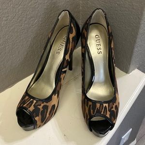 GUESS Leopard print & black patent leather peep toe pumps - 7.5